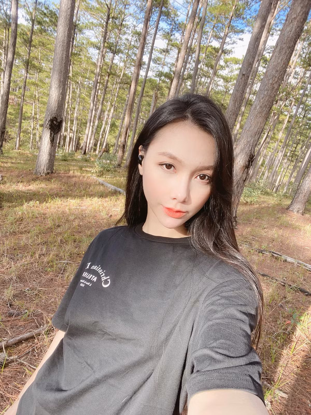 Không chỉ ở trong nhà đẹp, Minh Hà cũng được biết đến là một người cực chuộng đồ hiệu. Dù không hay khoe đồ nhưng có thể dễ dàng nhận ra nữ MC yêu thích trang phục, túi xách đến từ các thương hiệu nổi tiếng như Dior, Chanel, Hermes…