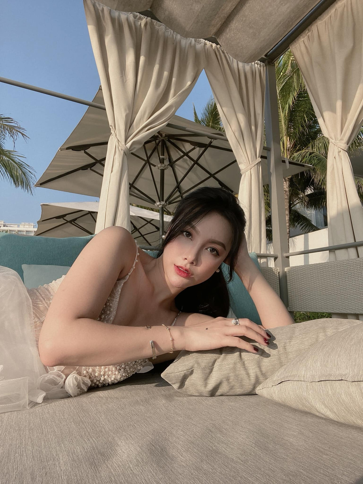 Minh Hà cũng từng khoe được bạn trai tặng trang sức giá trị cao trên trang cá nhân kèm với dòng trạng thái ngọt ngào: "Hôm qua thấy Hà mệt, hôm nay gửi tới 7 hộp yến làm sẵn, dặn ăn trọn 1 tuần cho khỏe. Tình cảm là thứ đẹp và quý nhất trên cuộc đời này là thế".