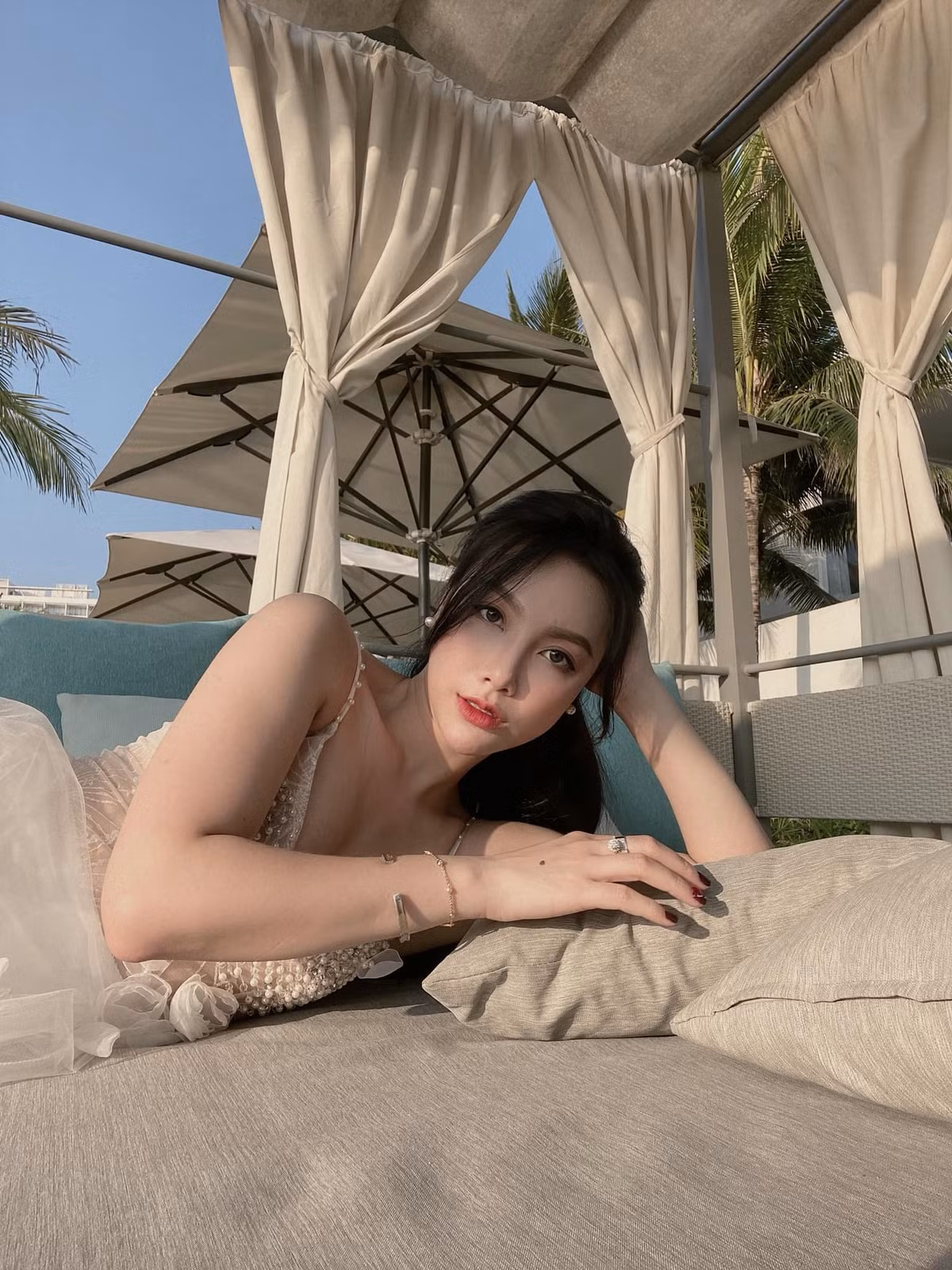 Minh Hà cũng từng khoe được bạn trai tặng trang sức giá trị cao trên trang cá nhân kèm với dòng trạng thái ngọt ngào: "Hôm qua thấy Hà mệt, hôm nay gửi tới 7 hộp yến làm sẵn, dặn ăn trọn 1 tuần cho khỏe. Tình cảm là thứ đẹp và quý nhất trên cuộc đời này là thế".