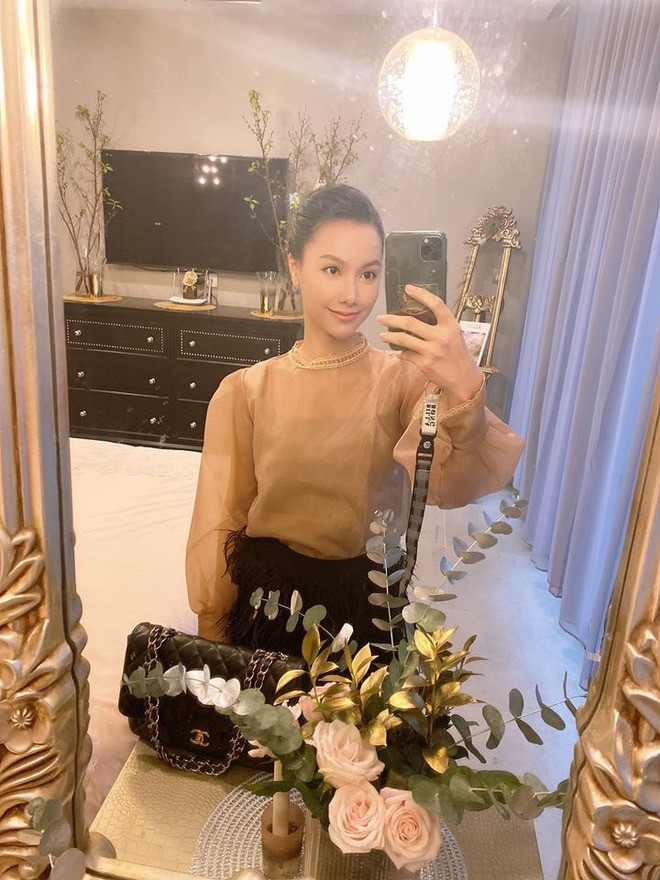 Nữ MC hé lộ các góc trong căn nhà thông qua hình ảnh tự chụp trước gương.