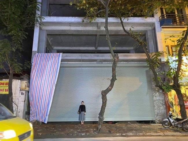 Mới đây, MC Minh Hà khiến người hâm mộ "choáng" khi khoe biệt thự "siêu to khổng lồ" của bản thân. Căn nhà có mặt tiền ngoài phố cực rộng. Nội thất bên trong cũng được cô hé lộ được thiết kế theo phong cách sang trọng.