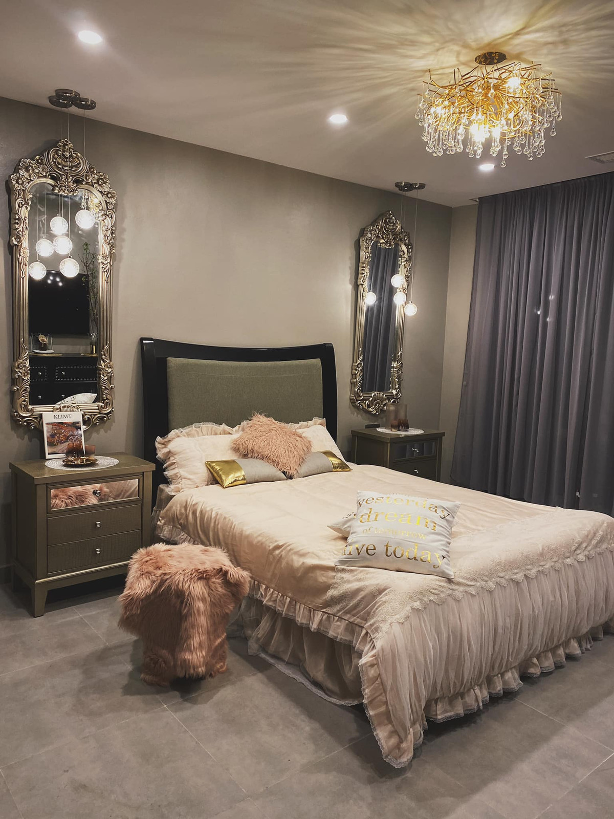 Phòng ngủ của Minh Hà sử dụng gam màu tối, ấm áp và nội thất cổ điển tôn lên vẻ đẹp sang trọng. Từng góc nhỏ trong căn nhà đều được nữ MC bày biện chỉnh chu.