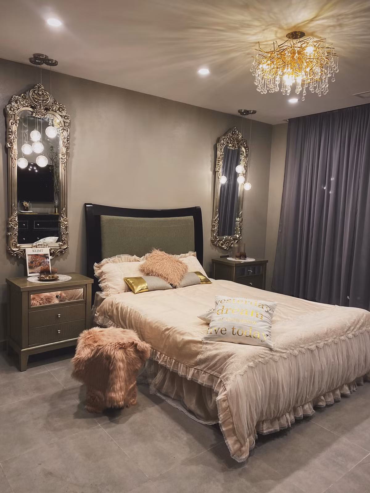 Phòng ngủ của Minh Hà sử dụng gam màu tối, ấm áp và nội thất cổ điển tôn lên vẻ đẹp sang trọng. Từng góc nhỏ trong căn nhà đều được nữ MC bày biện chỉnh chu.