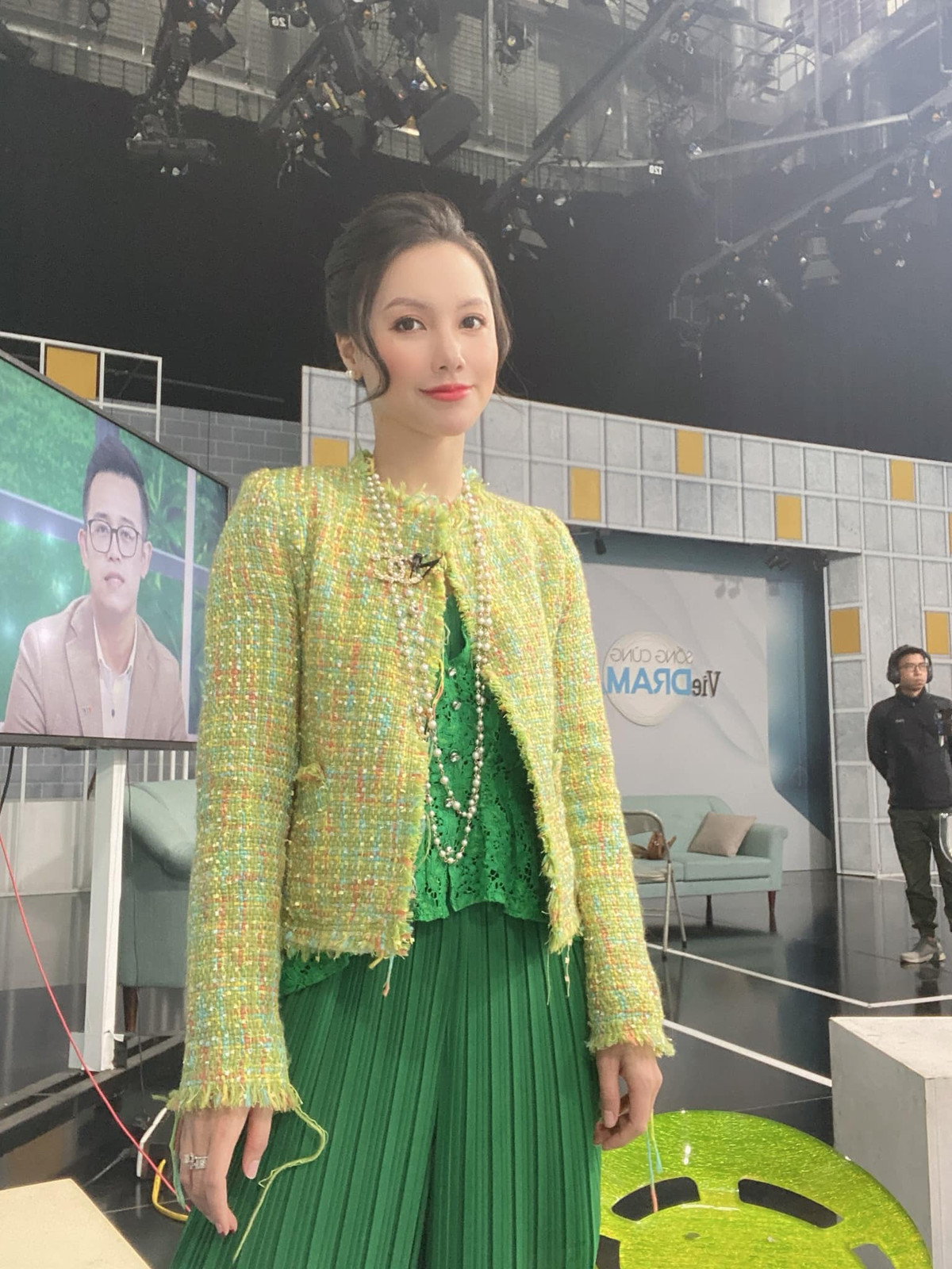 Nữ MC truyền hình sở hữu nhan sắc xinh đẹp, nước da trắng mướt cùng phong cách thời trang có gu. Cô nàng sở hữu một thương hiệu thời trang riêng.