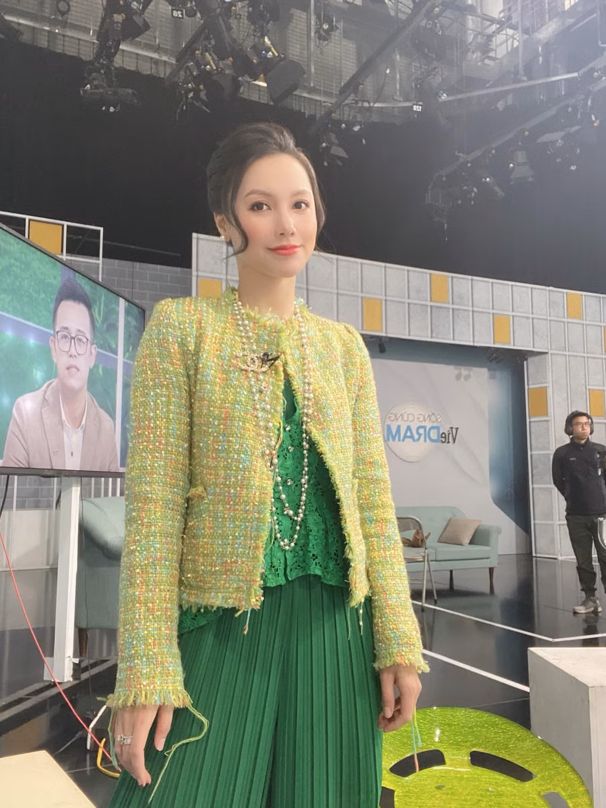 Nữ MC truyền hình sở hữu nhan sắc xinh đẹp, nước da trắng mướt cùng phong cách thời trang có gu. Cô nàng sở hữu một thương hiệu thời trang riêng.