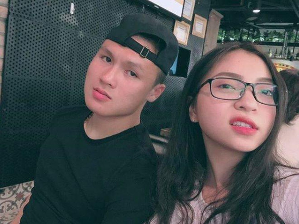 Nhật Lê và Quang Hải nhận được sự chú ý của người hâm mộ bởi có cuộc tình ngọt như kẹo. Trong thời gian yêu nhau, cặp đôi thường xuyên xuất hiện tại các sự kiện và chăm chỉ tương tác trên mạng xã hội.