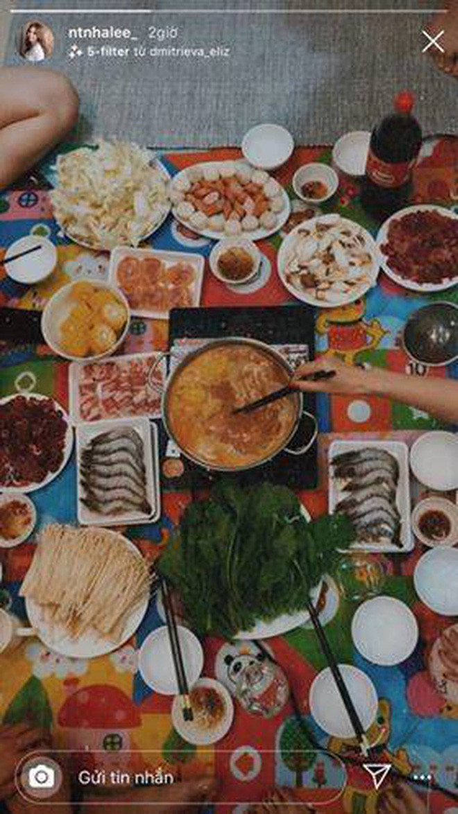 Trên story của bạn gái cũ Quang Hải cũng đăng tải hình ảnh bữa tối giống hệt nhưng không hé lộ đi ăn uống cùng ai. Từ nồi lẩu, khay tôm, thịt và đĩa rau giống y hệt thế này thì chối đi đâu được?