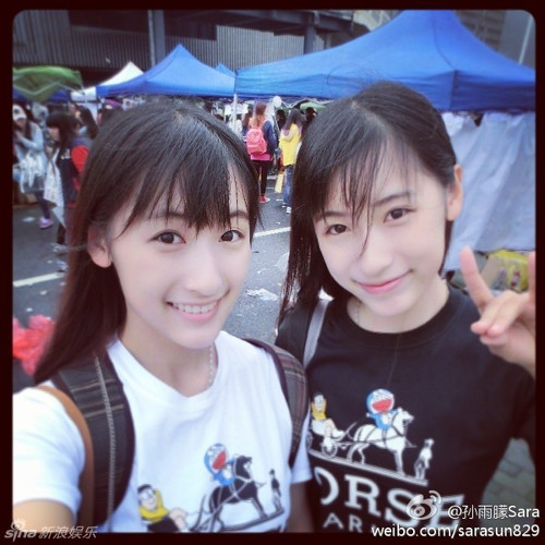 Một người trong số học đang học tiếng Anh, người còn lại học Văn học tại Đại học Phúc Đán - 1 trong những ngôi trường cổ và có chất lượng đào tạo hàng đầu tại Trung Quốc.