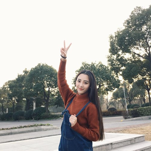 Dân mạng ngợi ca vẻ đẹp của Chỉ Vi giống như hai nàng hoa đán nổi tiếng màn ảnh Trung Quốc là Phạm Băng Băng và Dương Mịch. Trang cá nhân của hot girl xinh đẹp, học giỏi này đã thu hút 96.000 người theo dõi và con số này không ngừng tăng.