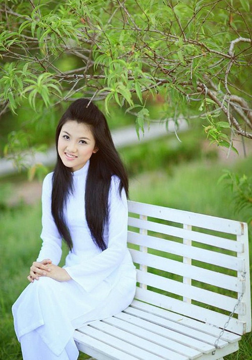 Lương Huyền Thanh. Nữ thủ khoa xinh đẹp của khoa Diễn viên, trường ĐH Sân khấu điện ảnh thu hút cộng đồng mạng bởi không chỉ bởi giọng nói dịu dàng, vẻ ngoài xinh xắn mà còn bởi thành tích học tập đáng nể.