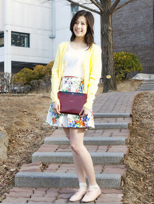 Choi Jung Moon là sinh viên khoa Công nghệ của Đại học Quốc gia Seoul. Nhiều người yêu mến ví cô như "Nữ thần" của đại học Hàn Quốc.