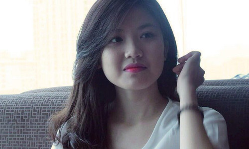 Cựu học sinh trường THPT Hàm Rồng, Thanh Hóa này đã xuất sắc giành vị trí thủ khoa ĐH Sân khấu điện ảnh với 25.5 điểm, cụ thể: 8 điểm Văn và 16,8 điểm chuyên môn khi thi vào khoa Diễn viên. Bức ảnh của Huyền Thanh lập tức thu hút sự quan tâm của dân mạng sau khi được chia sẻ trên một fanpage lớn. Nhiều bạn trẻ đã gọi cô là "thủ khoa hot girl.”