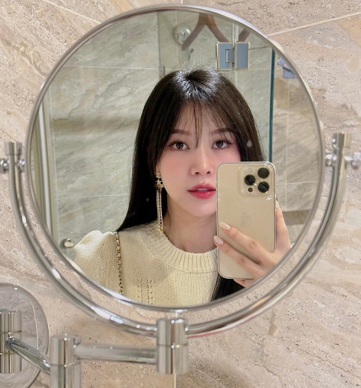 Vào tháng 12/2020 Vũ Ngọc Châm đã bất ngờ lên xe hoa cùng ông xã đại gia. Hiện tại, cô đã có 2 con và cuộc sống hôn nhân viên mãn.