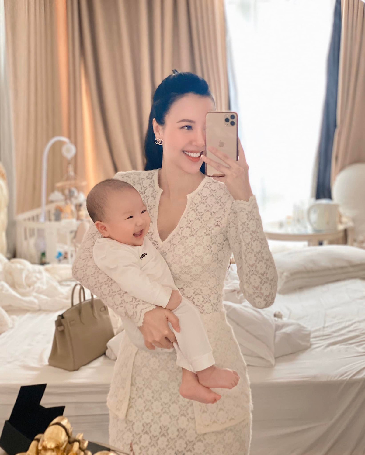 “Một tuần đầu làm Mẹ thực sự có quá nhiều ngỡ ngàng ngơ ngác và bật ngửa. Chiều nay mặc 1 bộ xinh xinh, nhờ mẹ chồng chụp cho 1 chú ảnh, thấy dáng dấp có sự khác lạ ko hề nhẹ. Nhưng mẹ ck bảo mũm mĩm mới đẹp nên cứ up vậy" - Ngọc Châm chia sẻ trên trang cá nhân.