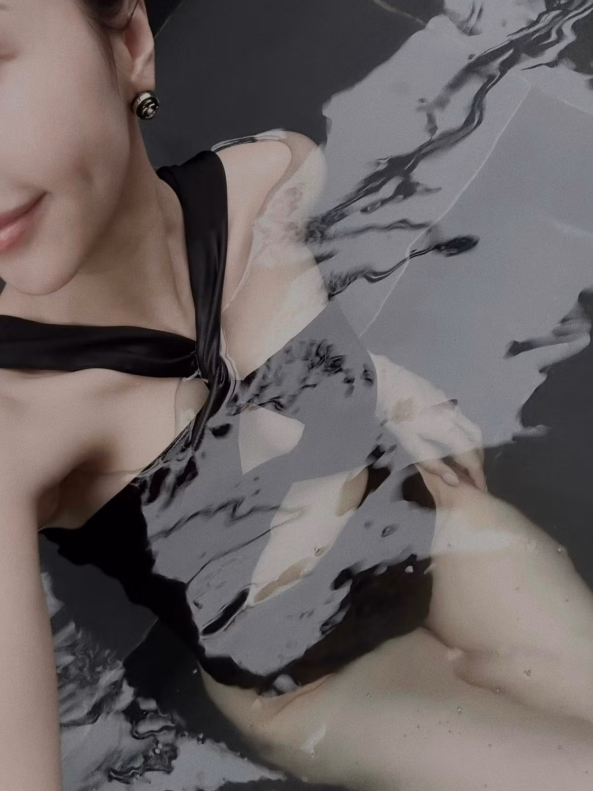 Cô nàng khoe dáng lúc ẩn lúc hiện với tấm ảnh ngâm mình trong nước.