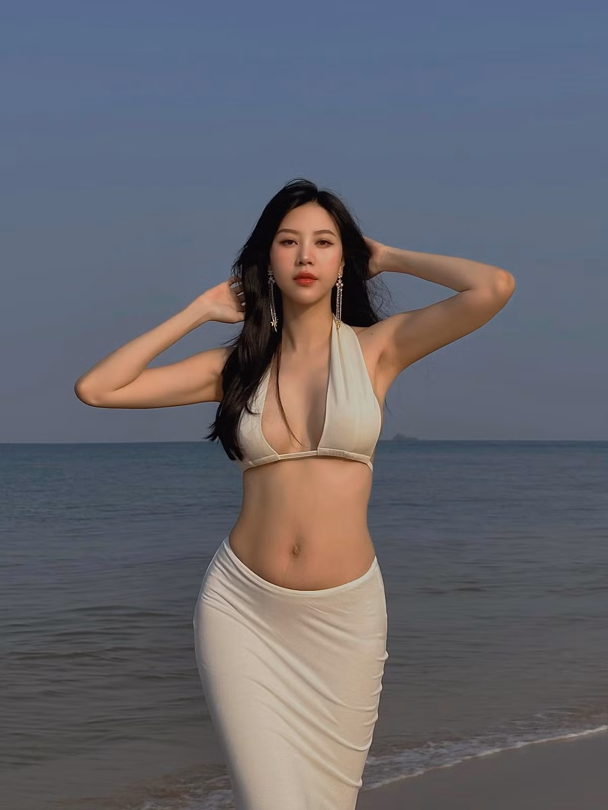 Cô nàng sở hữu vóc dáng khiến người đối diện mê đắm với số đo 3 vòng cực chuẩn.