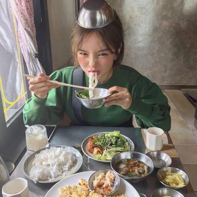 Tuy nhiên, dân mạng cho rằng chính những hình ảnh gần gũi, chân thực này đã giúp hot girl thu hút hàng nghìn lượt follow mà chẳng cần tạo nét.