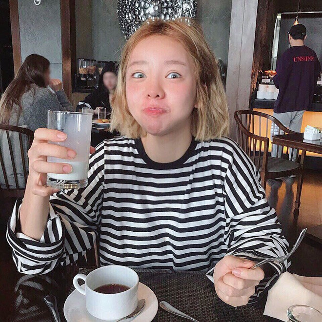 Thay vì để ý từng chi tiết để có một bức hình hoàn hảo hay "so deep", cô nàng lại luôn xuất hiện với mái tóc ngắn bù xù, nụ cười không thấy mặt trời hoặc trong bộ dạng đang nhồm nhoàm thức ăn.