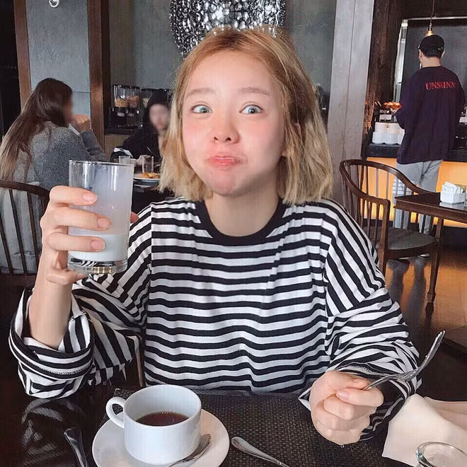 Thay vì để ý từng chi tiết để có một bức hình hoàn hảo hay "so deep", cô nàng lại luôn xuất hiện với mái tóc ngắn bù xù, nụ cười không thấy mặt trời hoặc trong bộ dạng đang nhồm nhoàm thức ăn.