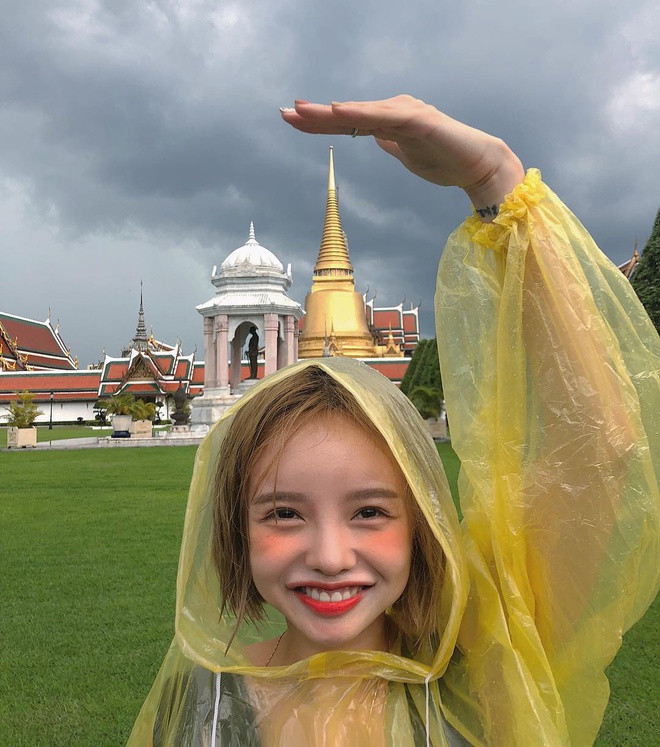 Sol Lee là blogger, hot girl nổi tiếng Hàn Quốc với gần 200.000 lượt follow. Tuy nhiên, trong khi các hot girl xứ kim chi khác được nhớ đến với làn da trắng sứ, ngoại hình hoàn hảo, phong cách thời trang hợp xu hướng; Sol Lee lại được yêu mến nhờ những bức ảnh "dìm hàng" chính mình trên trang cá nhân.