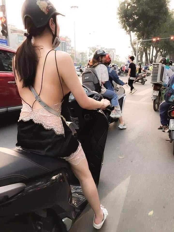 Đối với nhiều chàng trai, mùa hè chính là mùa "bổ mắt" vì tha hồ ngắm nhìn các bạn gái ăn mặc thiếu vải ra đường.