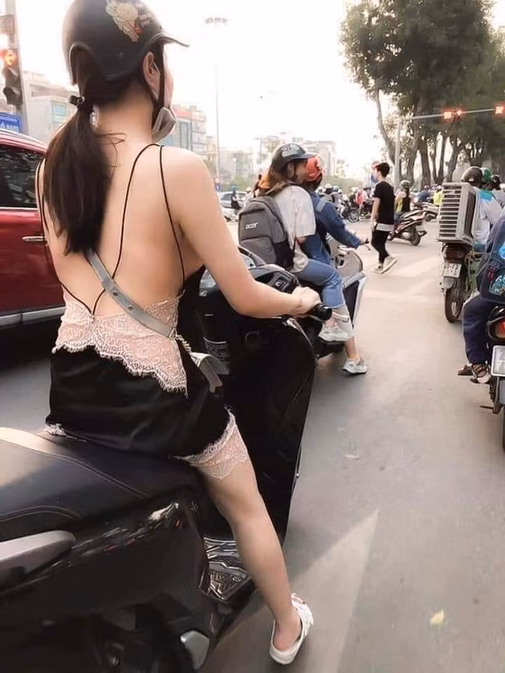 Đối với nhiều chàng trai, mùa hè chính là mùa "bổ mắt" vì tha hồ ngắm nhìn các bạn gái ăn mặc thiếu vải ra đường.