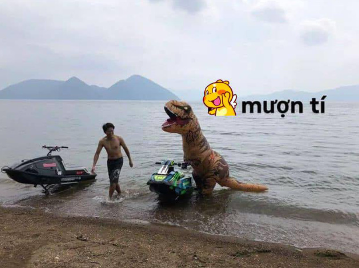 Dù là một pha rất cồng kềnh nhưng chú khủng long đã thành công trong việc khiến cộng đồng mạng phải cười lăn cười bò một phen.