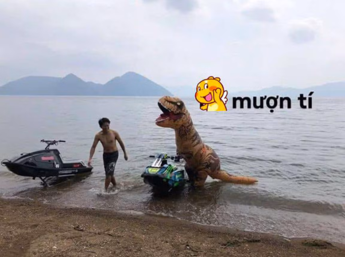 Dù là một pha rất cồng kềnh nhưng chú khủng long đã thành công trong việc khiến cộng đồng mạng phải cười lăn cười bò một phen.