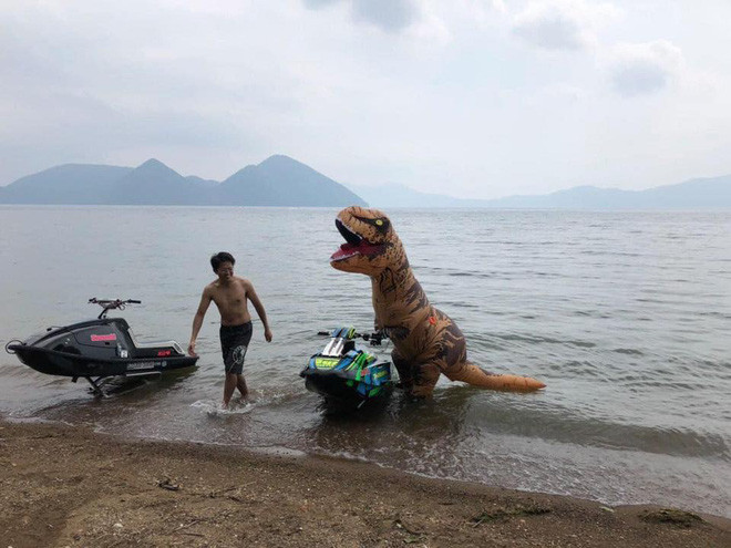 Trong bộ đồ khủng long này trông chú còn to con hơn cả chiếc cano bé tẹo, chỉ nhìn sự chênh lệch này thôi đã khiến người ta phải bật cười.