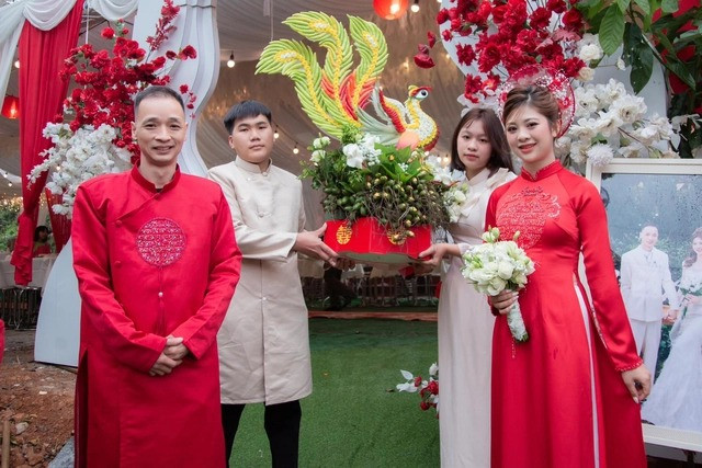 Trước đó, Vì khoảng cách tuổi tác quá lớn nên cặp đôi từng vấp phải sự phản đối kịch liệt của gia đình. Bố mẹ Dung không thể chấp nhận một chàng rể hơn cả tuổi mẹ vợ.