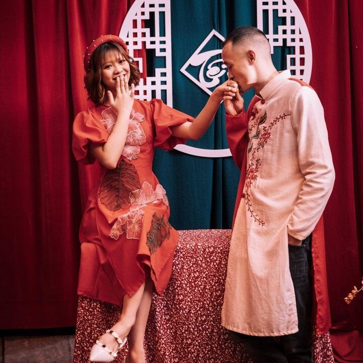 Theo đó, chú rể Nguyễn Danh Thanh sinh năm 1984, trong khi mẹ vợ sinh năm 1985, còn bố vợ sinh năm 1981, tức là chú rể hơn mẹ vợ 1 tuổi, ít hơn bố vợ chỉ 3 tuổi.