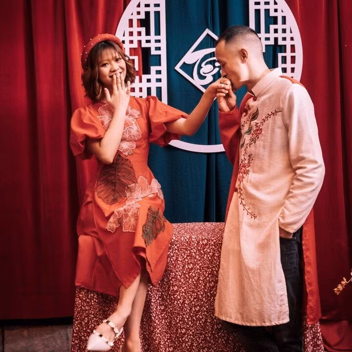 Theo đó, chú rể Nguyễn Danh Thanh sinh năm 1984, trong khi mẹ vợ sinh năm 1985, còn bố vợ sinh năm 1981, tức là chú rể hơn mẹ vợ 1 tuổi, ít hơn bố vợ chỉ 3 tuổi.