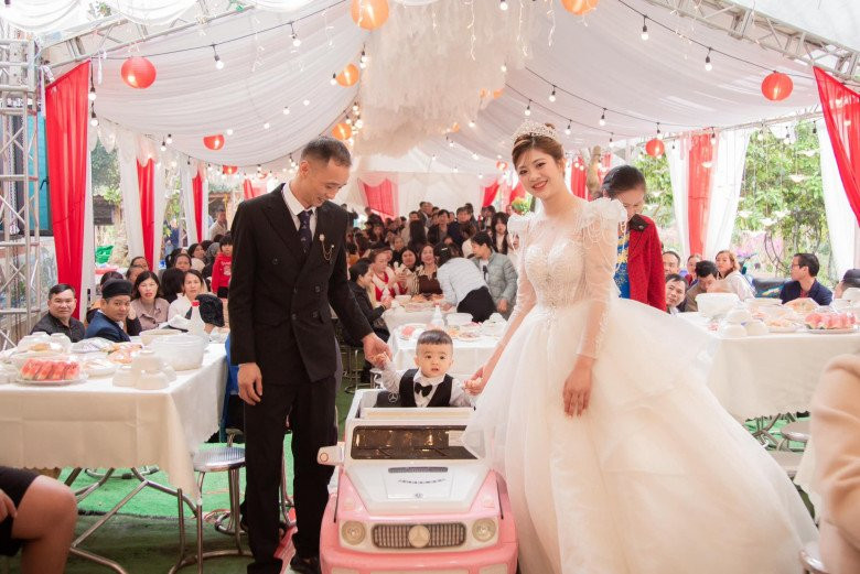 Em bé 1 tuổi cũng xuất hiện trong đám cưới của bố mẹ.