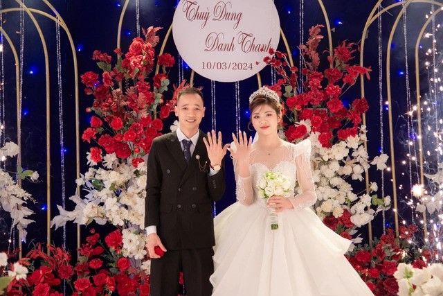 Do cách biệt tuổi tác không lớn, ban đầu việc giao tiếp giữa con rể và bố mẹ vợ gặp khá nhiều ngại ngùng và trở ngại. Tuy nhiên sau khi cưới đến nay được 4 tháng, cuộc sống gia đình hòa hợp, từng thành viên thấu hiểu nhau hơn, cô dâu Thùy Dung cảm thấy rất hạnh phúc vì đã lấy đúng người.