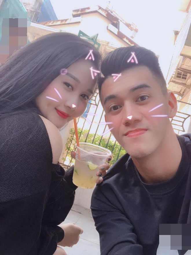 Dù hơn Tiến Linh 2 tuổi, Ngọc Quyên được CĐM đánh giá là "xứng đôi vừa lứa" khi chàng tuyển thủ trẻ luôn tỏ ra chững chạc, điềm đạm bên người yêu.