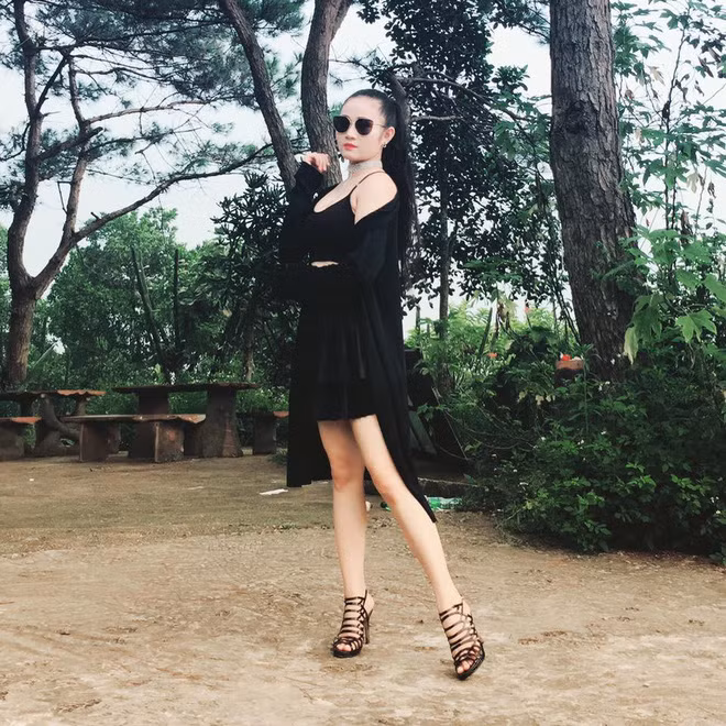 Ngọc Quyên được lòng công chúng khi sánh vai bên Tiến Linh bởi phong cách dịu dàng, nữ tính, không ồn ào thị phi và khéo léo trong cách thể hiện tình cảm với bạn trai.