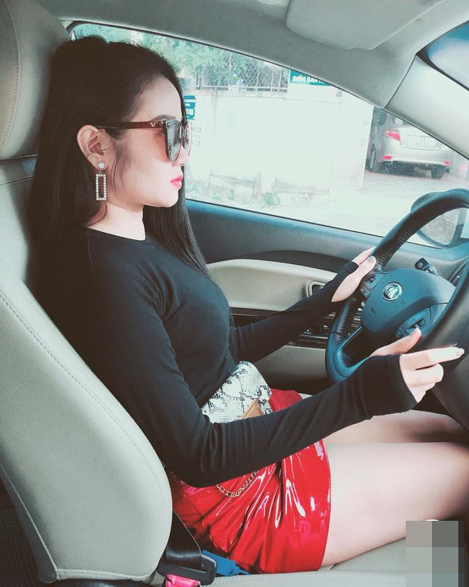 Trên MXH, bạn gái cầu thủ Tiến Linh thường chia sẻ những tấm ảnh cho thấy cô nàng có gia thế giàu có, nhà đẹp và xe ôtô riêng. 