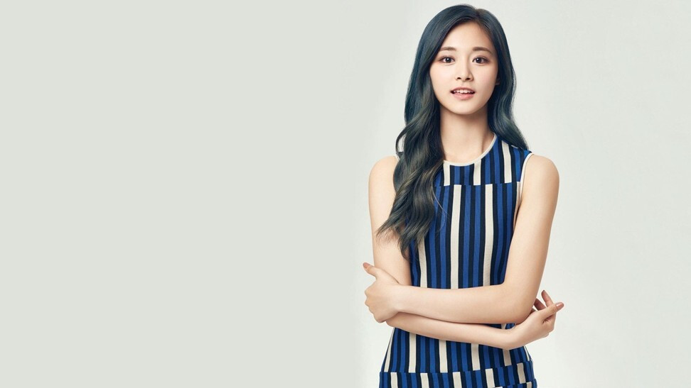 Tzuyu cũng là một trong những thành viên sở hữu lượng fan đông đảo nhất nhóm nhạc TWICE. Cô nàng gây ấn tượng với chiều cao nổi bật cùng khuôn mặt xinh đẹp và body cân đối.