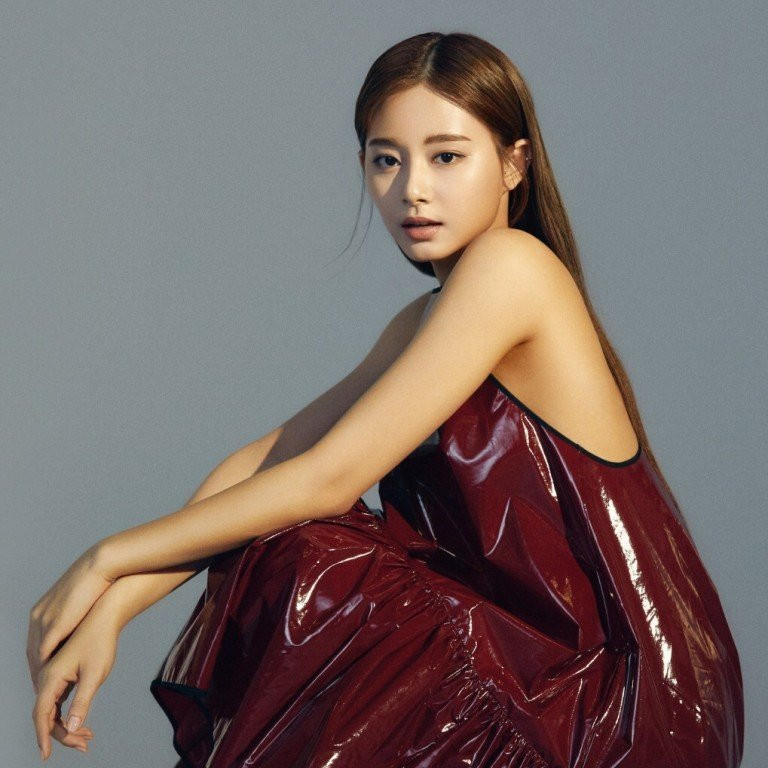 Tzuyu nhanh chóng trở thành tâm điểm chú ý của giới truyền thông xứ Hàn vì quá xinh đẹp, gương mặt thanh thoát và đường nét cuốn hút trên khuôn mặt chính là thế mạnh của cô nàng.