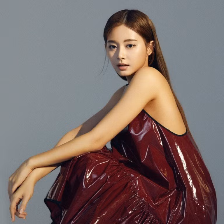 Tzuyu nhanh chóng trở thành tâm điểm chú ý của giới truyền thông xứ Hàn vì quá xinh đẹp, gương mặt thanh thoát và đường nét cuốn hút trên khuôn mặt chính là thế mạnh của cô nàng.