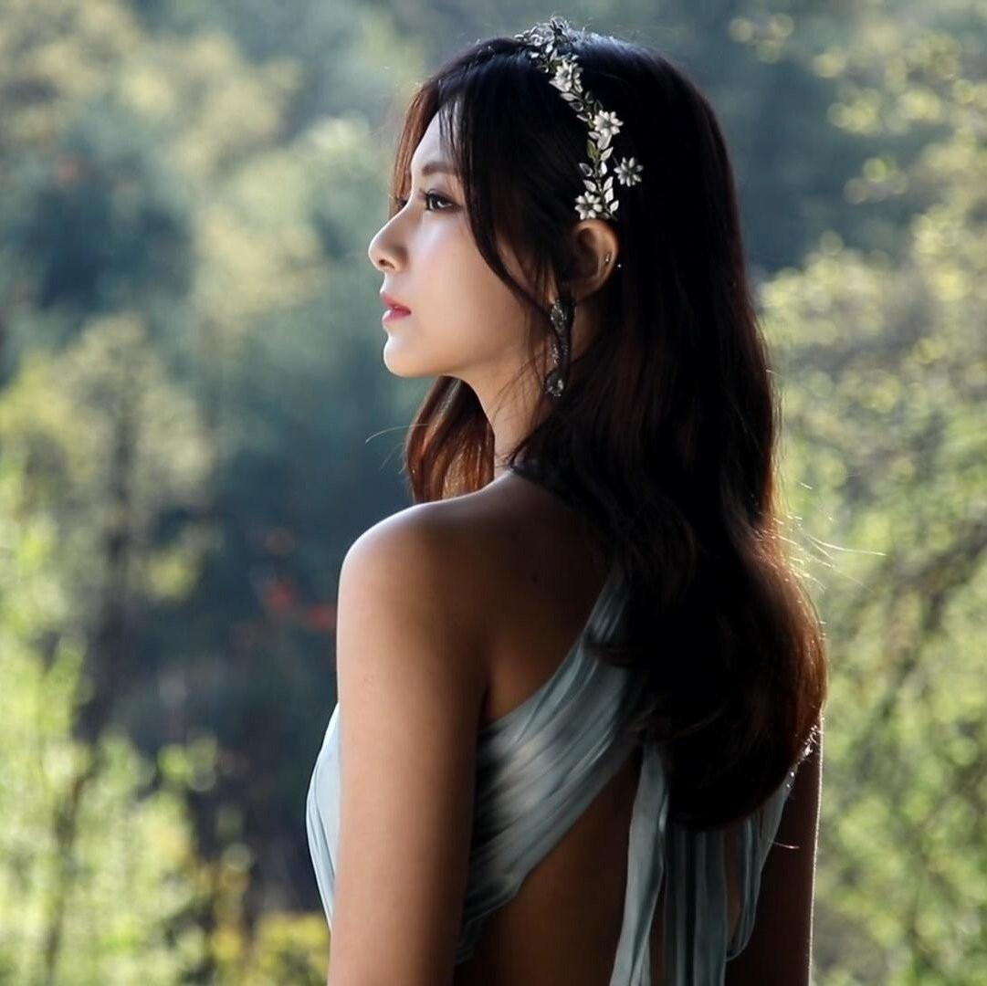 Với thân hình đẹp, body săn chắc nên Tzuyu không ngần ngại khoác lên mình những bộ váy hở vai trần.