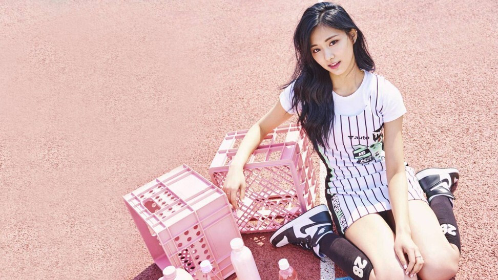 Em út của TWICE cũng sở hữu một khuôn mặt thanh tú với từng đường nét vô cùng hoàn hảo nên cô nàng được giới thẩm mỹ hết lời khen ngợi.