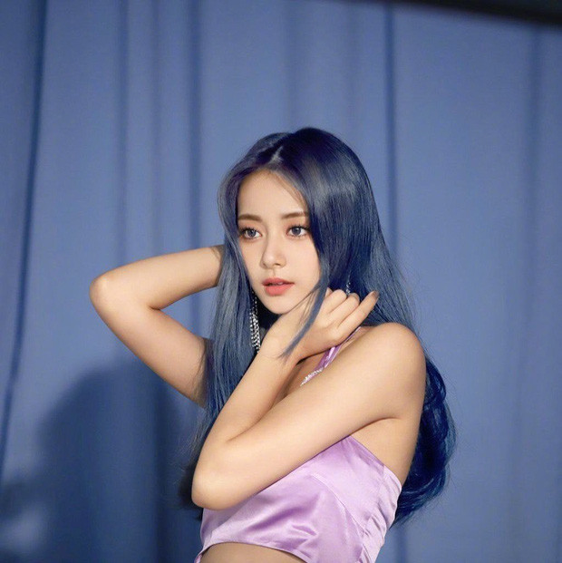 Đôi mắt hút hồn của idol Hàn Quốc này luôn là điểm thu hút người xem trong mọi bức hình.