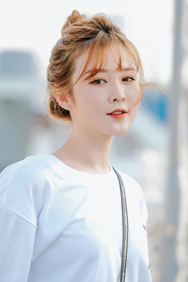 Không chỉ là diễn viên, hot girl có tiếng, Ribi Sachi còn là mẫu ảnh được nhiều shop thời trang tại Sài Gòn săn đón dù chỉ cao 1m58.