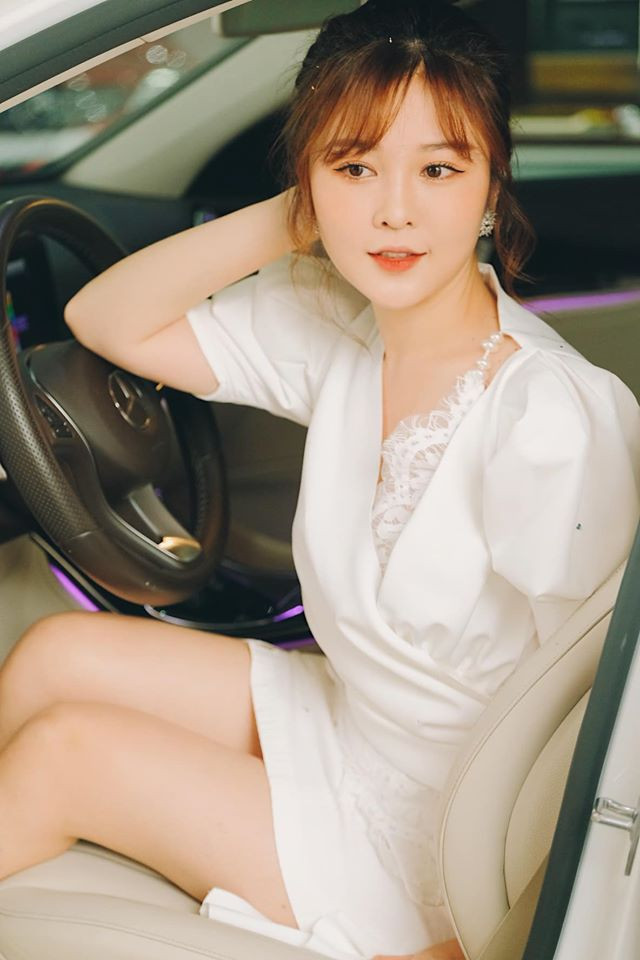 Ở tuổi 30, cô nàng đã tự mình tậu xế hộp hạng sang, đây là điều không phải ai cũng làm được.