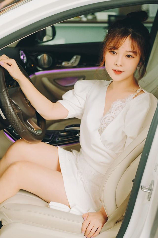 Dù chỉ búi tóc đơn giản và trang điểm nhẹ nhàng nhưng hot girl Gia Lai vẫn vô cùng xinh đẹp, đúng với tên gọi "nàng thơ" được người hâm mộ yêu mến đặt cho.