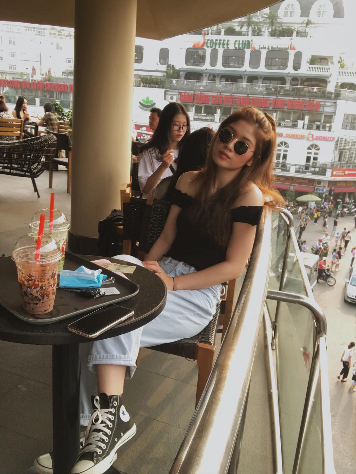 Cẩm Lành sinh ra trong một gia đình có truyền thống thể thao nên cô nàng đã mơ ước được trở thành vận động viên chuyên nghiệp từ nhỏ. Cha cô là ông Trần Văn Ôn, từng là tuyển thủ bóng đá Đồng Tháp.