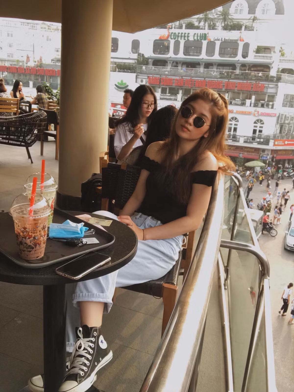 Cẩm Lành sinh ra trong một gia đình có truyền thống thể thao nên cô nàng đã mơ ước được trở thành vận động viên chuyên nghiệp từ nhỏ. Cha cô là ông Trần Văn Ôn, từng là tuyển thủ bóng đá Đồng Tháp.