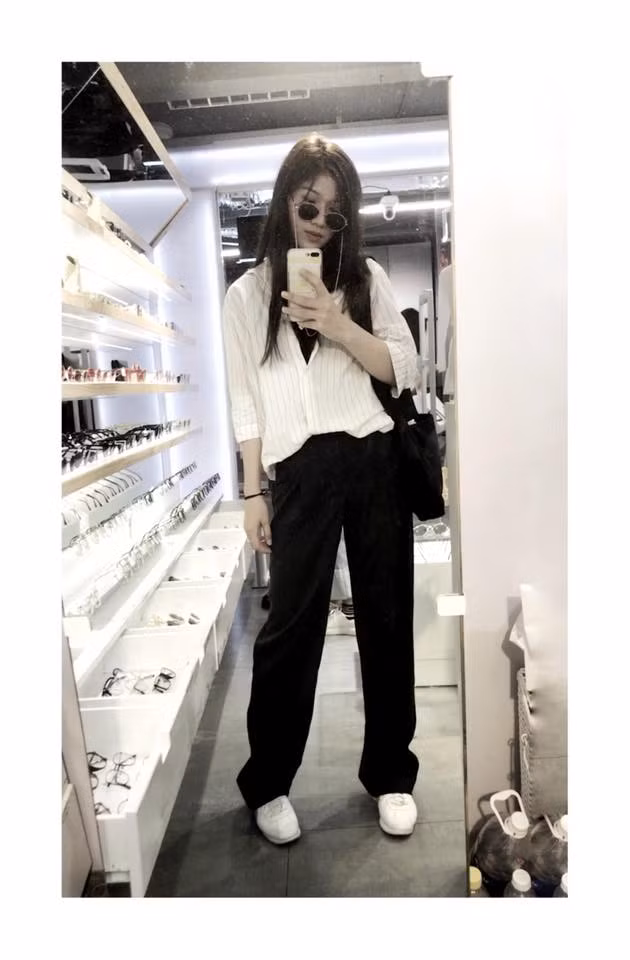 Năm 2009, cô gái nhỏ quê Đồng Tháp được các thầy ở trung tâm huấn luyện Karatedo tuyển thẳng mà không cần qua bất kỳ bài thi tố chất nào bởi cô nhanh nhẹn, cao ráo và dáng người thon gọn.