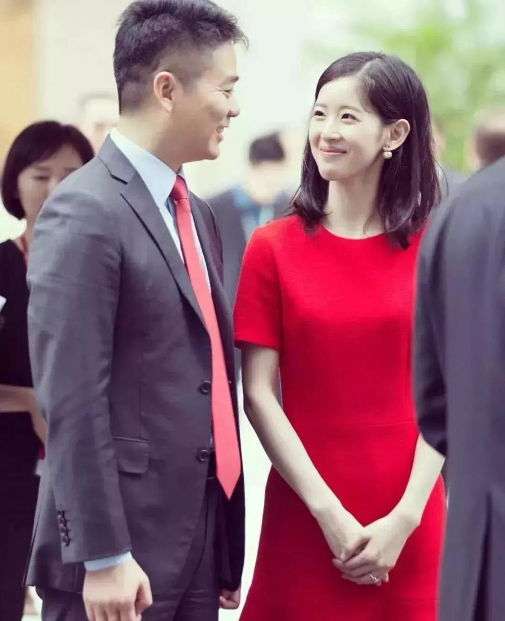 Chương Trạch Thiên lần đầu được netizen xứ Trung chú ý chính là ở bức ảnh cầm cốc trà sữa vào năm 2009. Đường nét gương mặt hoàn mỹ, nụ cười ngọt ngào đã khiến cô trở thành hot girl và có biệt danh là "hot girl trà sữa".